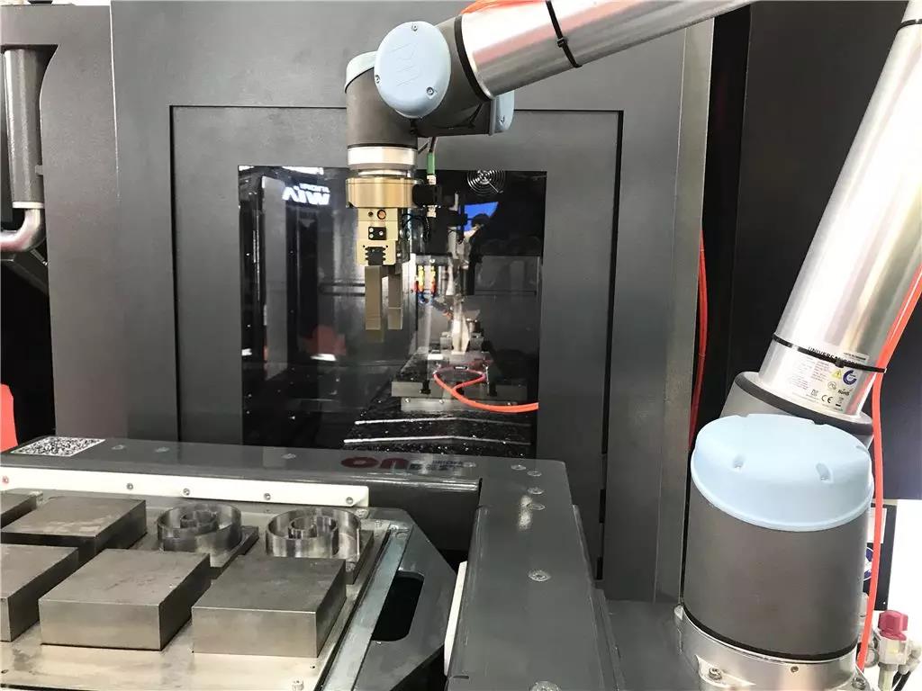 降低人工成本——优傲机器人照管机床