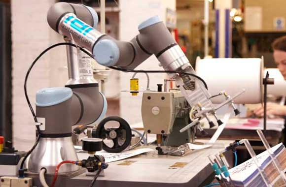 优傲机器人零件插装